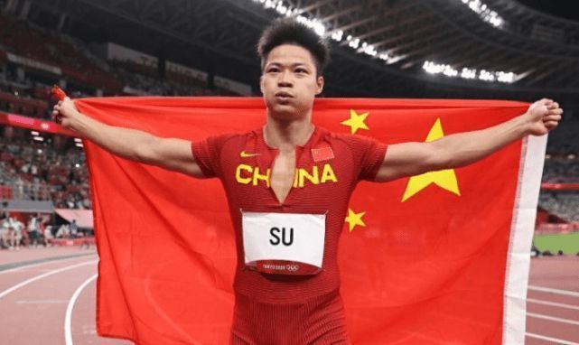 杨华林拿出手指对着众人比划了一下，唾沫横飞：动了那个治腿的心，那花出去的银钱就是肉包子打狗，有去无回。